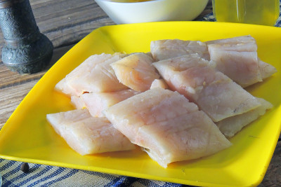 生鱼片，面粉和鸡蛋