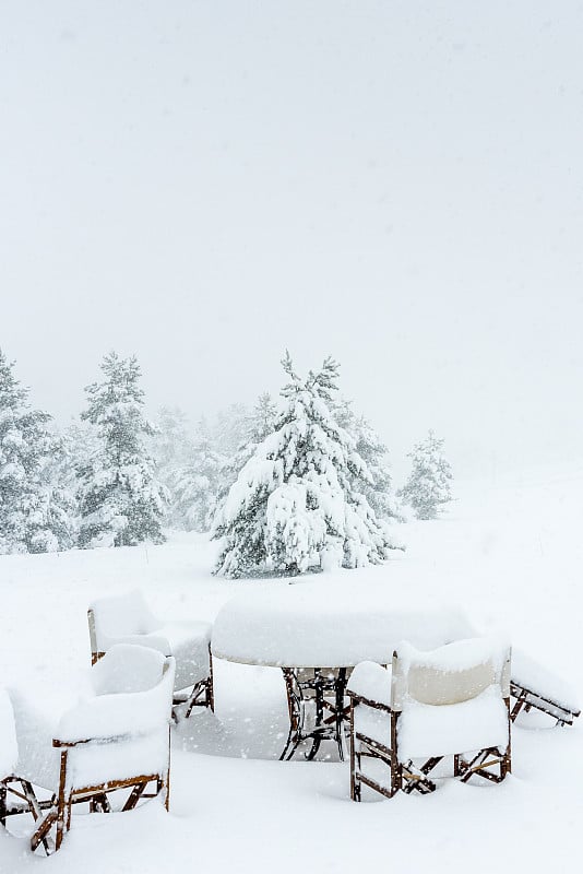 餐厅桌椅下一场暴风雪