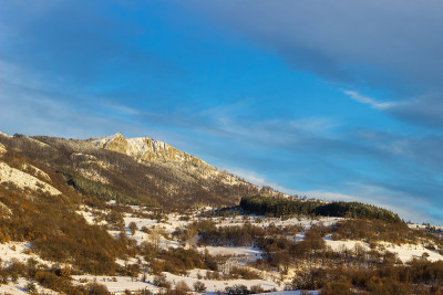 蓝天，白雪皑皑的山峰