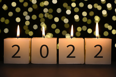 2022年的蜡烛。新年快乐