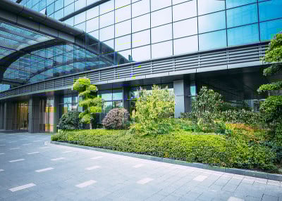 城市商务办公区商务大楼的外建广场和空间平台。