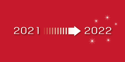 白色箭头在红色背景上装载2021年至2022年，庆祝新年的概念。