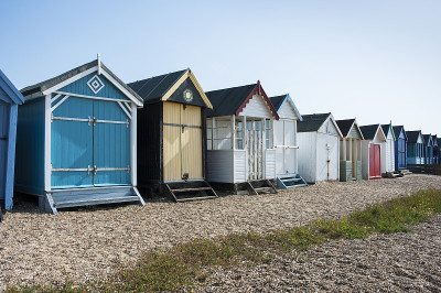 英国埃塞克斯滨海绍森德的彩色海滩小屋。
