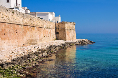 坚固的墙。Monopoli。普利亚区。意大利。