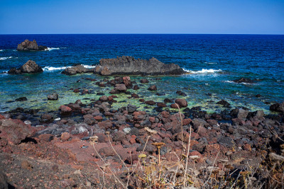 西西里岛的法拉格里奥尼火山熔岩海滩