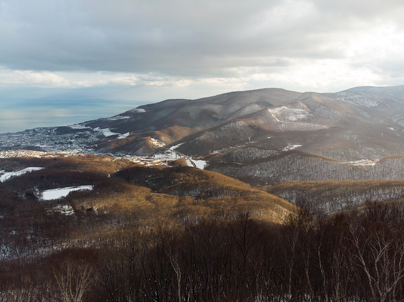 北海道393号公路上的小樽冬季景色