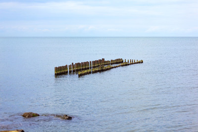 海景观与铁防波堤。黑海，波蒂，格鲁吉亚