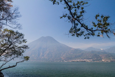 危地马拉的阿提特兰湖和圣佩德罗火山