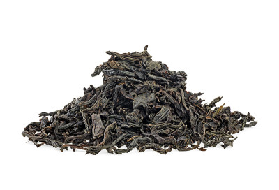 白色背景上孤立的一堆干红茶叶子