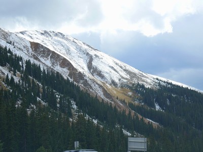 近距离观看积雪覆盖的山脉在科罗拉多Loveland Pass