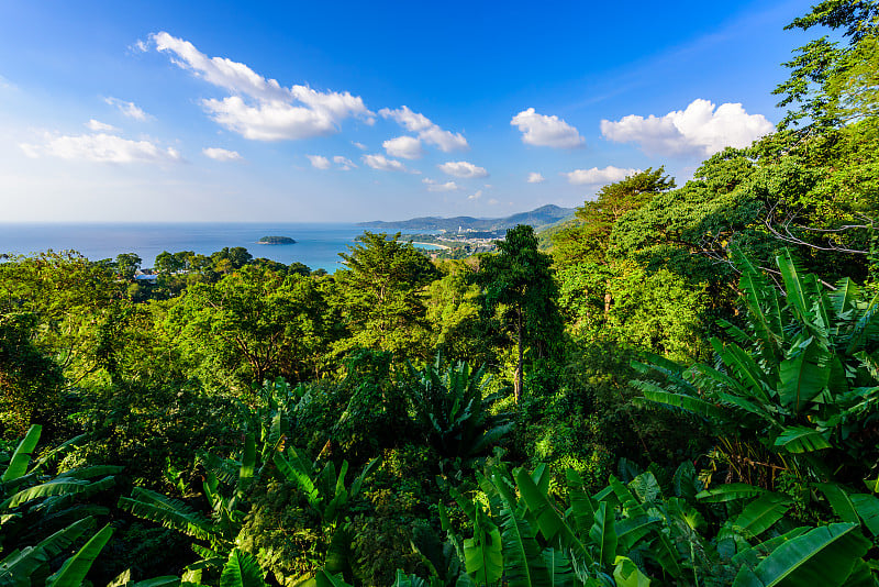 卡隆视点-卡隆海滩，卡塔海滩和卡塔诺伊在普吉岛，泰国。热带和天堂岛的风景。美丽的蓝绿色的大海和蓝天在