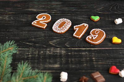 姜饼。礼物和节日，新年快乐。节日的背景。。食品的背景。俯视图