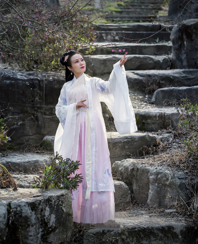 穿着传统服装的妇女