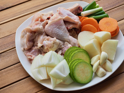 生鸡肉与蔬菜、土豆、胡萝卜、洋葱、韩式菜肴鸡肉煸炒配料