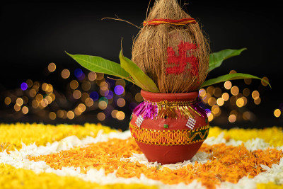 用椰子装饰的赤陶土壶，芒果叶放在金盏花的Rangoli上。用于Navratri Pooja, Dus