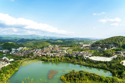 中国贵州西江苗族村寨传统木房背后的高角度山景