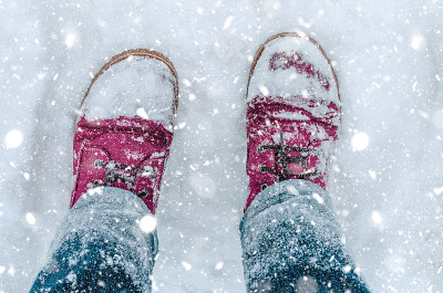 雪地里的靴子