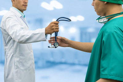 医生给外科医生提供听诊器(转诊)