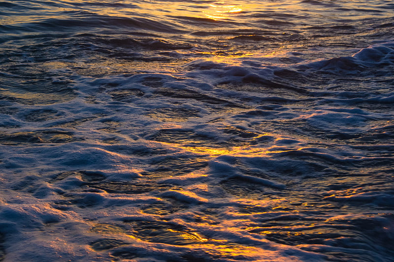 惊人的海上日落，太阳，海浪，云彩