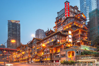 暮色中，中国重庆洪崖洞