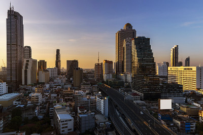 曼谷的城市景观与日落天空的背景，曼谷是泰国的现代大都市和游客的最爱