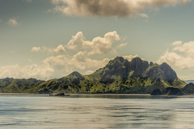印度尼西亚林卡岛西岸海岸的大岩石前的海滩。