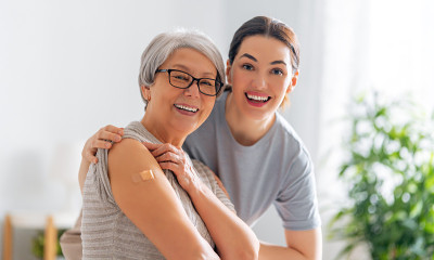 老年妇女接种疫苗后。