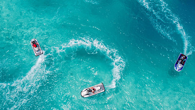 水上摩托艇，热带海洋鸟瞰图