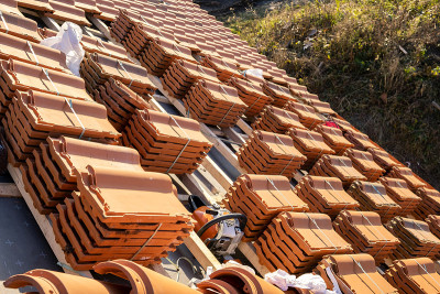 用于覆盖在建住宅屋顶的一堆堆黄色陶瓷屋面瓦。