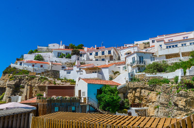 Azenhas do Mar，葡萄牙里斯本辛特拉附近悬崖上的白色村庄。