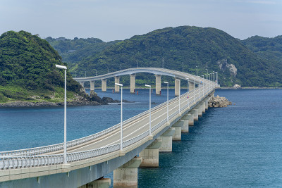 山口县的海啸桥，蓝天碧海环绕