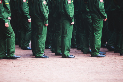 俄军士兵排成队形列队，身着队形制服的“俄军”在列队宣誓效忠时，士兵们踏着脚