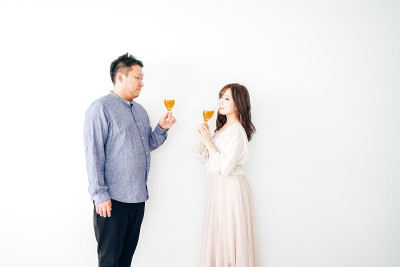 年轻的男人和女人用酒祝酒