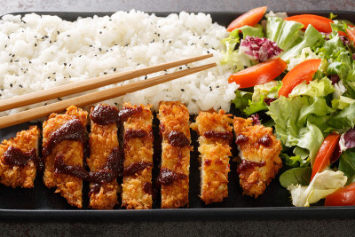 Tori Katsu是一种受欢迎的日本安慰食品，由裹上面包屑的鸡排配米饭和蔬菜沙拉制成。水平