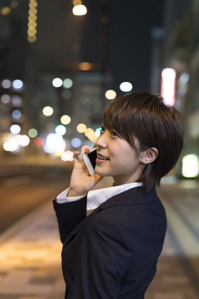在回家时使用手机的女人