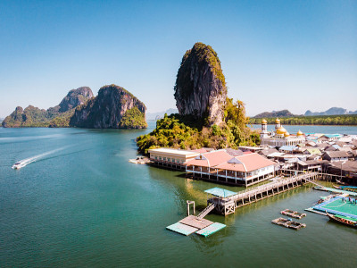 美丽的风景清真寺的大海和天空在Punyi岛的夏天，Ko Panyi或Koh Panyee，穆斯林渔村