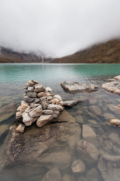 阴天山间绿湖