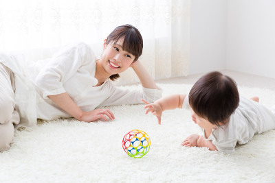 亚洲母亲和婴儿在客厅里