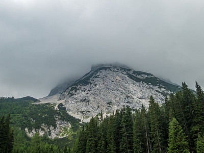 在Ehrwald附近的Tiroler Zugspitz竞技场徒步旅行