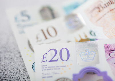 20英镑、10英镑和5英镑的新钞票在明亮的背景上靠近了。