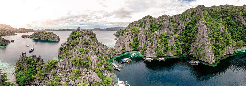 鸟瞰图上的双泻湖天堂岛与尖锐的石灰岩，热带旅游目的地-科伦，巴拉望，菲律宾。