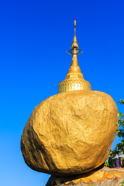 金色岩石或Kyaiktiyo宝塔与蓝天背景，缅甸