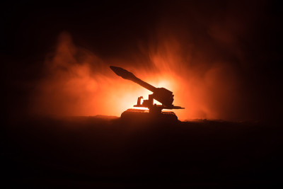 火箭发射与火云。火箭导弹和弹头瞄准夜晚灰暗的天空的战斗场景。《战争背景》中的火箭战车