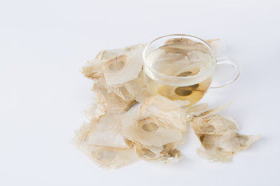 山楂籽和一杯茶。