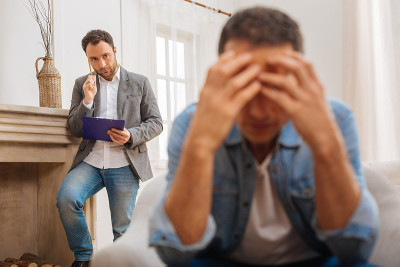 体贴的男性心理学家观察病人的行为