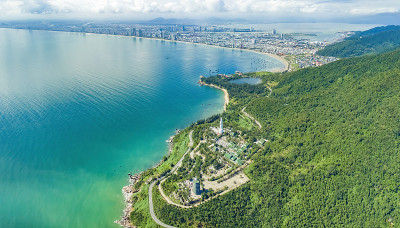 岘港山特拉半岛尽收眼底，这是一个非常著名的旅游目的地。