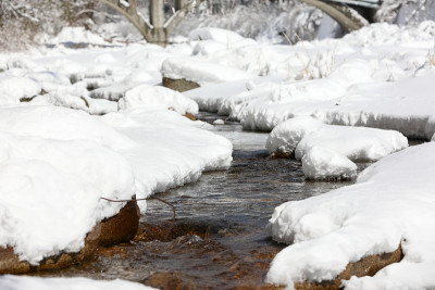 雪中的小溪(荻田山国家公园，江原道，韩国)