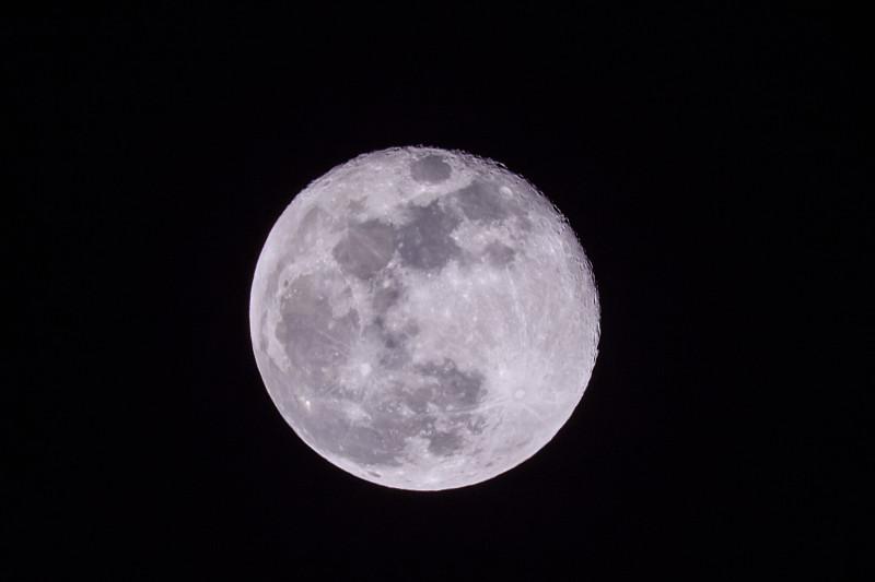 夜空中的满月