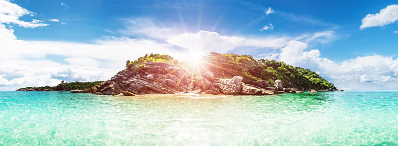 深蓝色泻湖海岸线背景