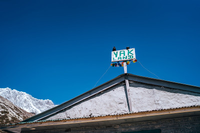 尼泊尔昆布山谷，4730米(15518英尺)的楚洪村，以Lhotse Ridge为背景的小屋房子上的